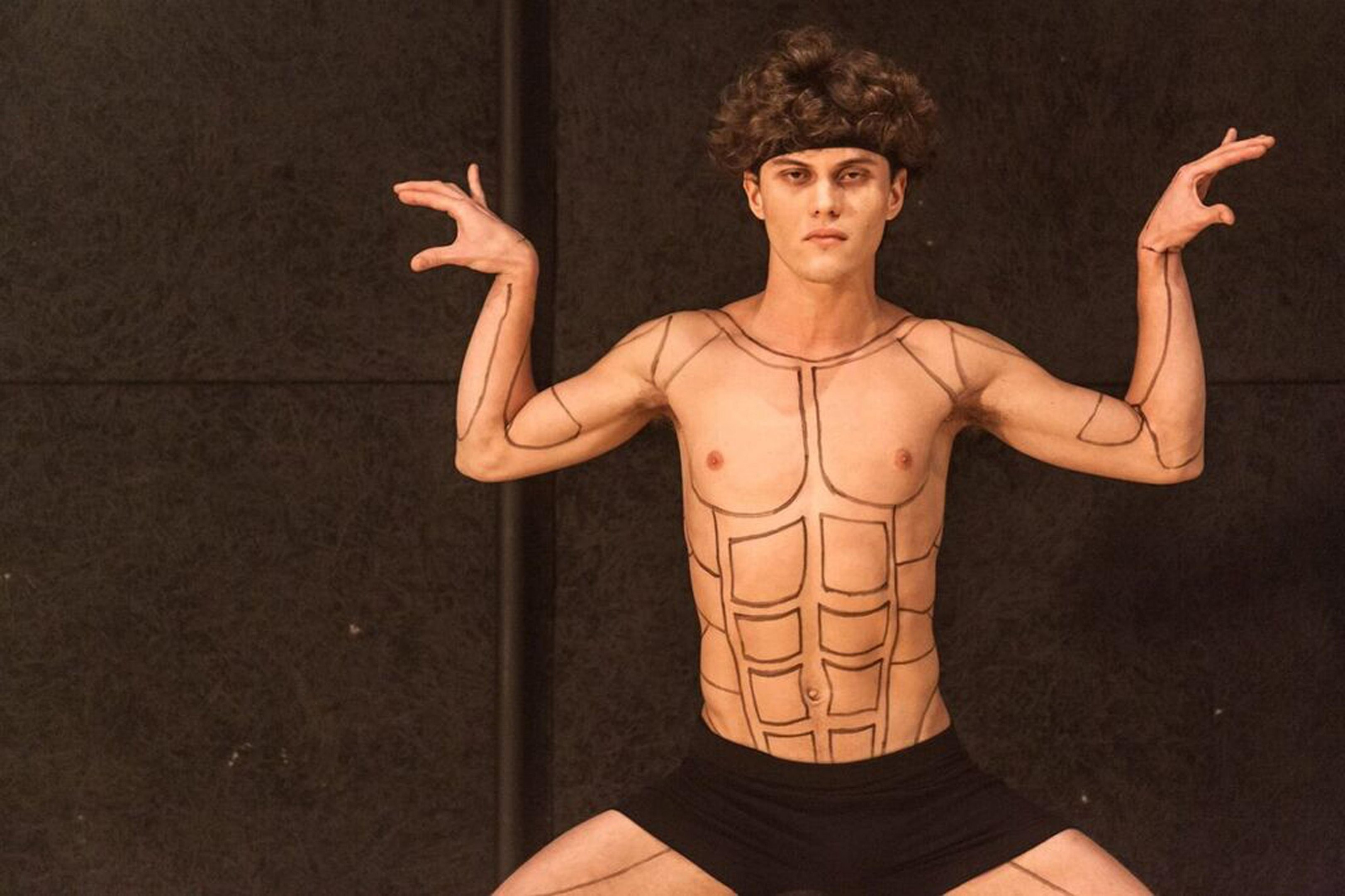 Ator Matheus Macena protagoniza espet&aacute;culo com m&uacute;sica marcante e texto de teor cr&iacute;tico