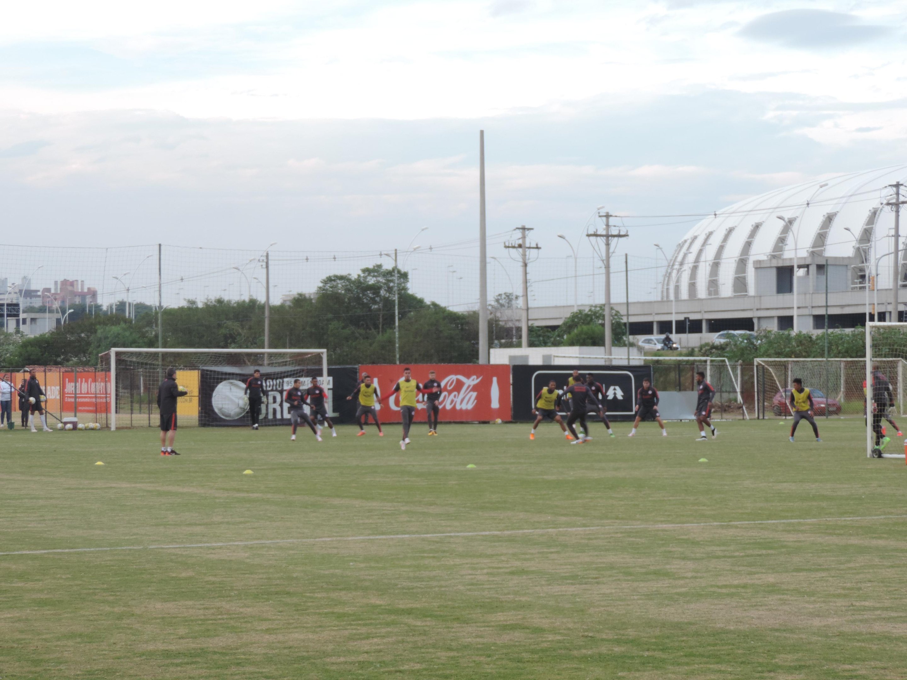 Argel comandou treino em campo reduzido nesta sexta