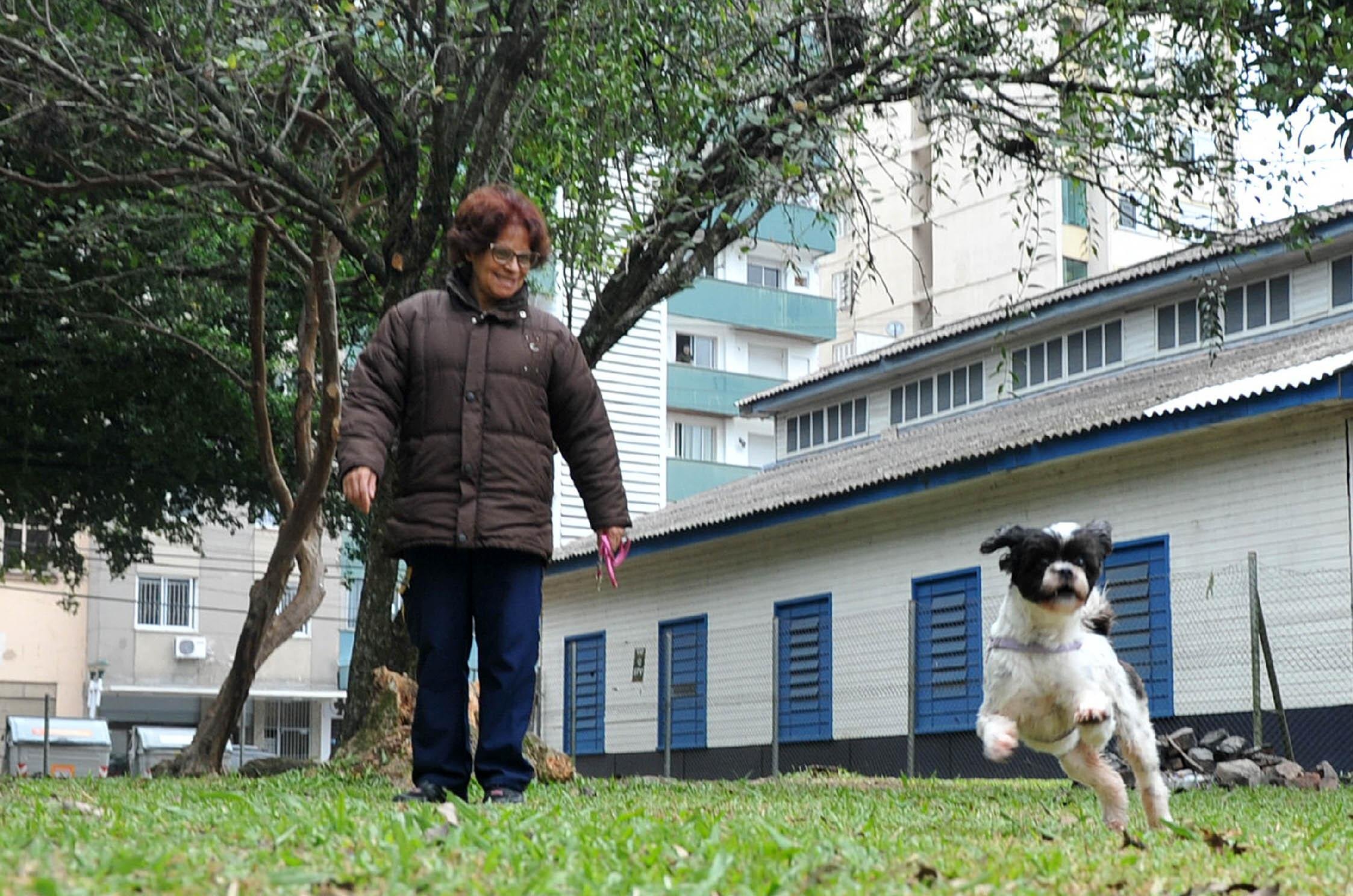 Entre as ruas dos Andradas, General Portinho e avenida Presidente Jo&atilde;o Goulart, pra&ccedil;a recebe dezenas de cachorros  
