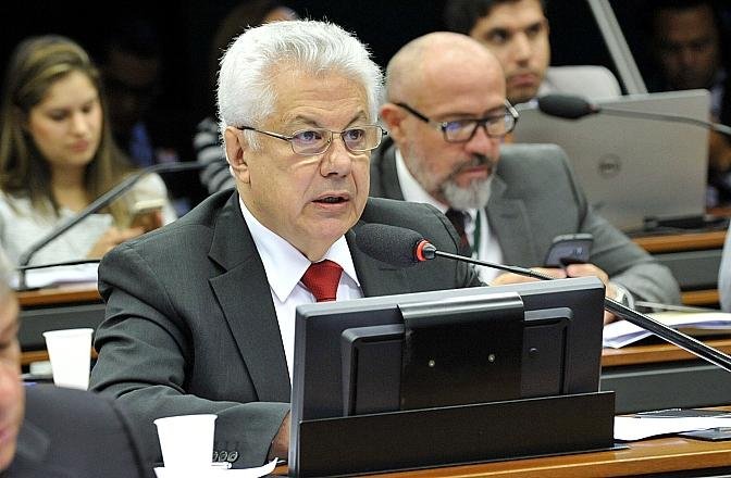 Deputado Arlindo Chinaglia prev&ecirc; que n&atilde;o h&aacute; mais como manter o pensamento linear ap&oacute;s a ruptura democr&aacute;tiva