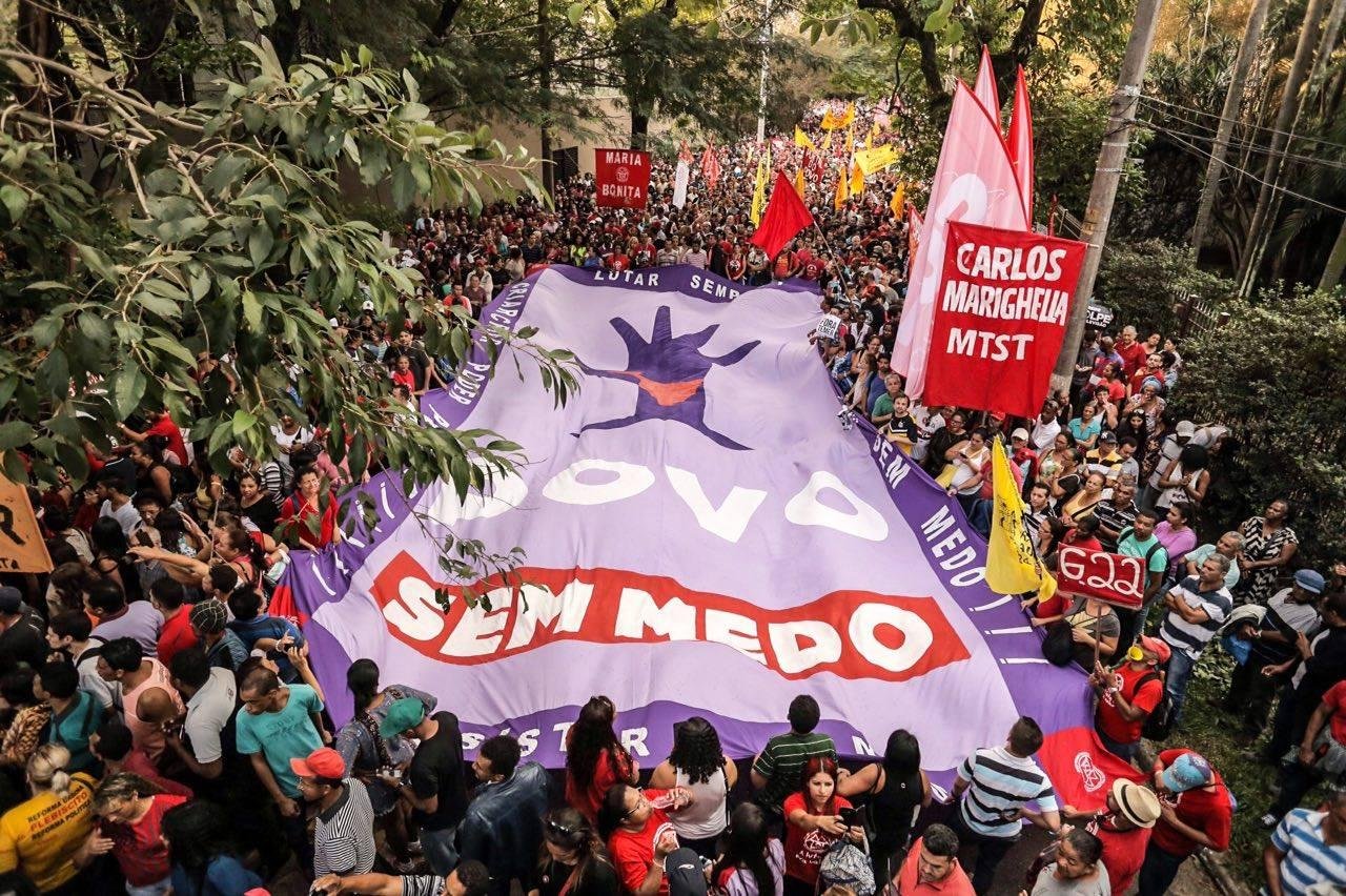 Passeata partiu do Largo do Batata contra impeachment de Dilma e suspens&atilde;o do Minha Casa, Minha Vida