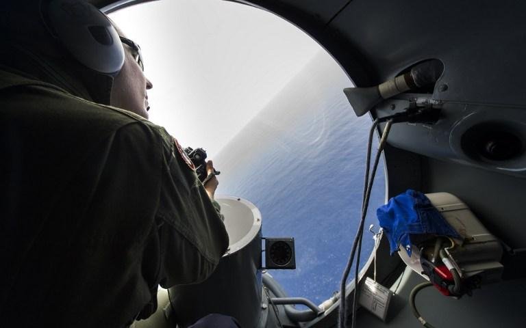 Embarca&ccedil;&otilde;es das For&ccedil;as Armadas eg&iacute;pcias e francesas rastreiam pelo terceiro dia consecutivo o mar entre a ilha de Creta e a costa norte do Egito