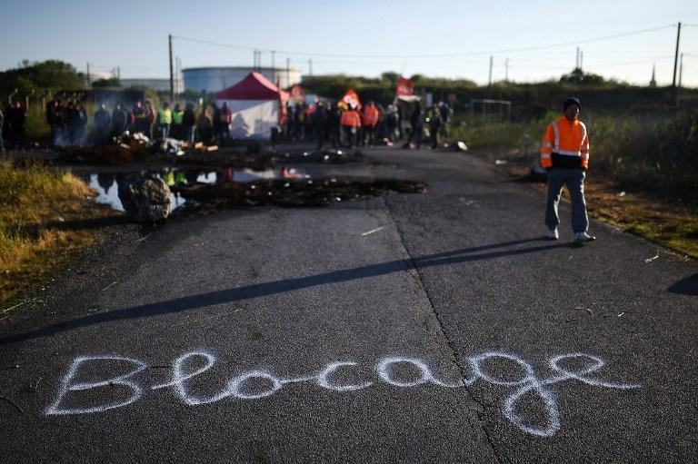Manifestantes bloqueiam refinarias e dep&oacute;sitos de gasolina