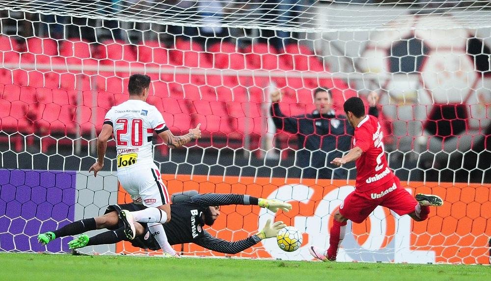 Danilo comemora estreia com vit&oacute;ria, mas pede cautela