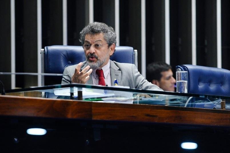 Paulo Rocha analisa a possibilidade de pedir a cassa&ccedil;&atilde;o do senador licenciado
