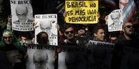José Serra enfrenta protesto de brasileiros contrários ao impeachment de Dilma, na Argentina