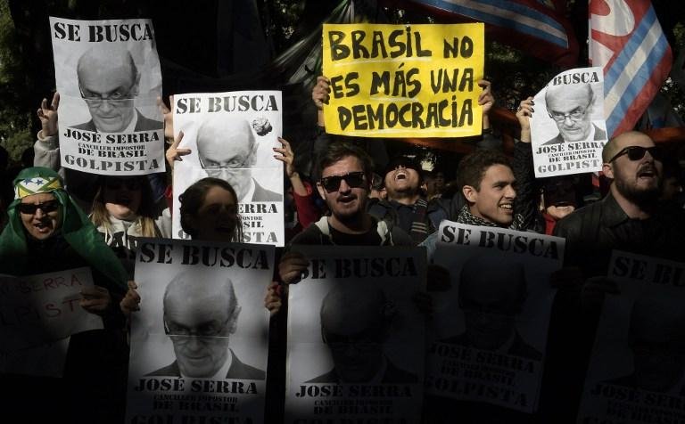 Jos&eacute; Serra enfrenta protesto de brasileiros contr&aacute;rios ao impeachment de Dilma, na Argentina
