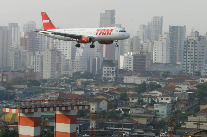 Viagens a&eacute;reas dentro do pa&iacute;s t&ecirc;m queda de 12,2% em abril 