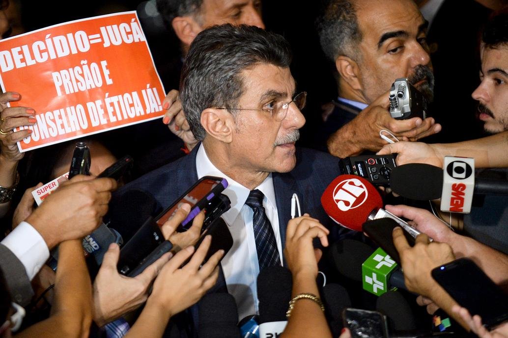 Romero Juc&aacute; anuncia que vai pedir licen&ccedil;a do cargo
