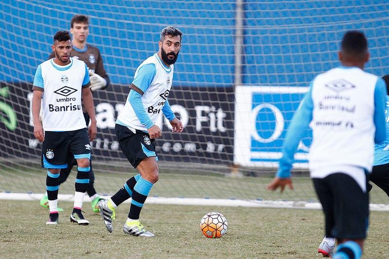 Douglas &eacute; um dos candidatos a vaga deixada por Bola&ntilde;os