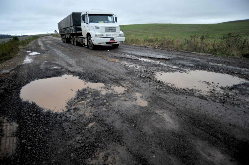 Em trechos como nos km 243, 241 e 232, &eacute; preciso fazer manobras pela contram&atilde;o e at&eacute; pelo acostamento