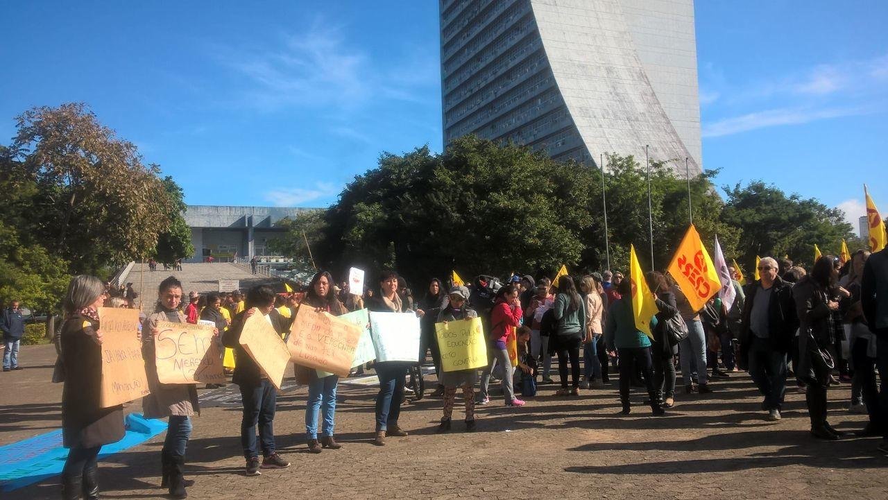Grupo protestou no CAFF e depois caminhou at&eacute; o Pal&aacute;cio Piratini