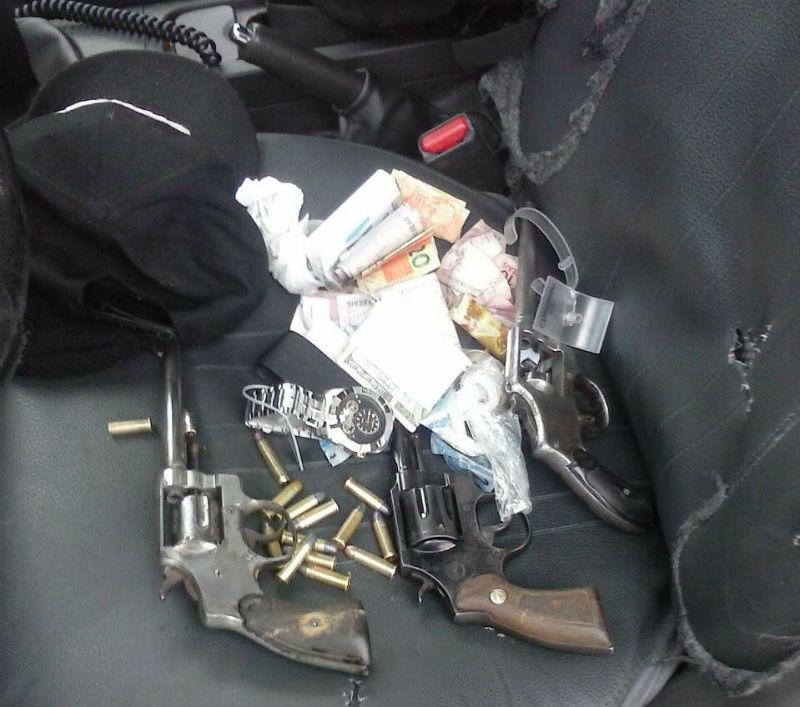 Armas, dinheiro e muni&ccedil;&atilde;o foram apreendidas com assaltantes