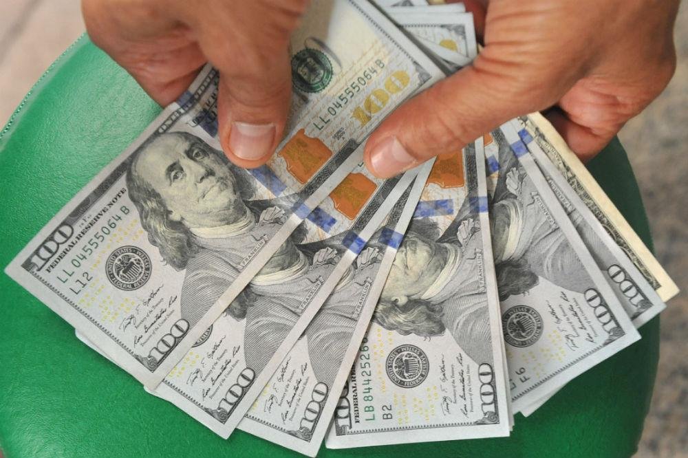 A moeda americana fechou cotada a R$ 3,5740 no mercado &agrave; vista, em alta de 0,02%