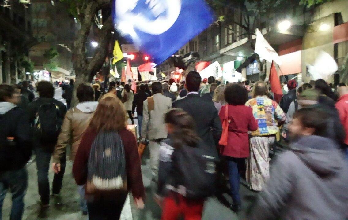 Multid&atilde;o homenageou Lanceiros Negros, ocupou ruas centrais e iniciou pequeno inc&ecirc;ndio na avenida Ipiranga