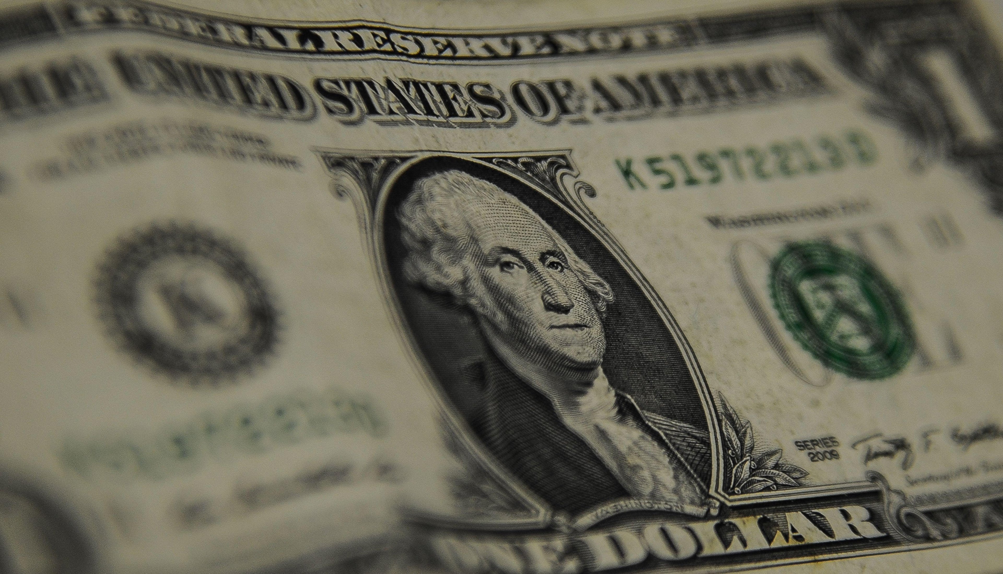Na v&eacute;spera do feriado de Corpus Christi, o d&oacute;lar fechou o preg&atilde;o cotado a R$ 3,59, com alta de 0,61%