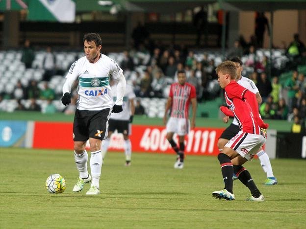 Coxa saiu na frente com gol de Alan Santos, mas cedeu o empate ao tricolor paulista j&aacute; na reta final da partida