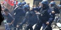 Manifestantes entram em confronto com a polícia em Paris