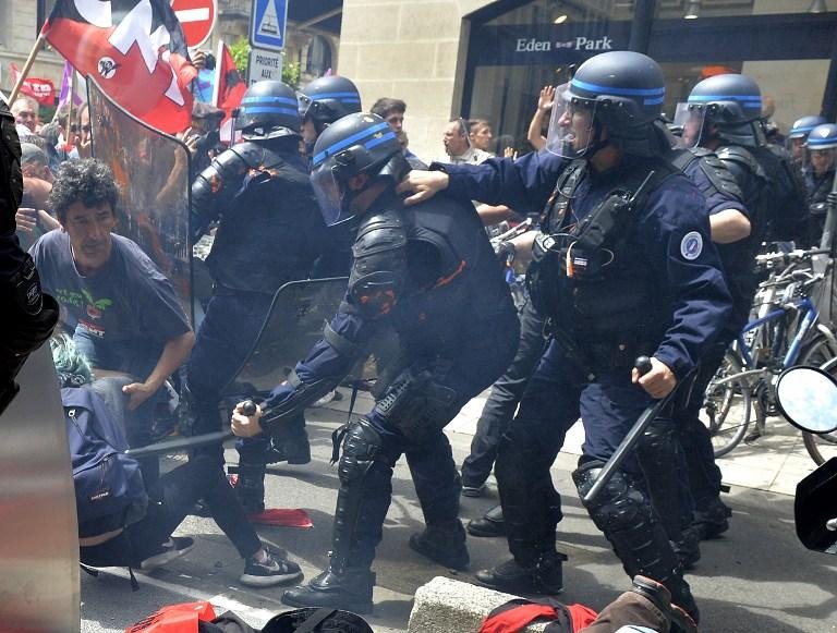 Manifestantes entram em confronto com a pol&iacute;cia em Paris