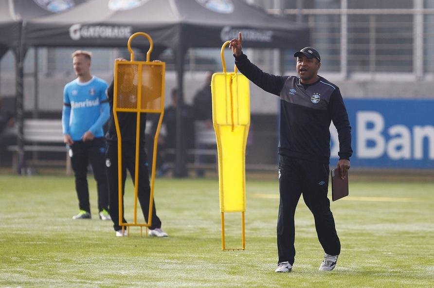 Roger completa um ano de Gr&ecirc;mio em desafio contra Atl&eacute;tico-MG  