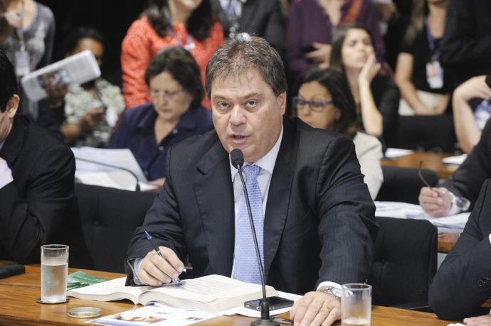 Gim Argello chamou 15 senadores e deputados para sua defesa