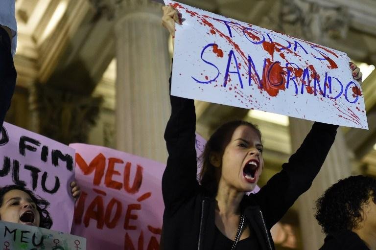 Protesto contra o estupro coletivo ocorreu na frente da Assembleia Legislativa