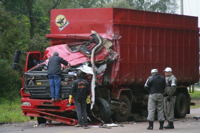 Acidente entre caminh&atilde;o e &ocirc;nibus deixou tr&ecirc;s mortos em Gua&iacute;ba