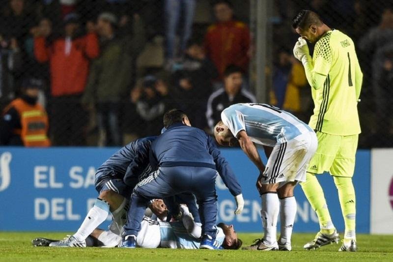 Messi sofre les&atilde;o nas costas em amistoso da Argentina