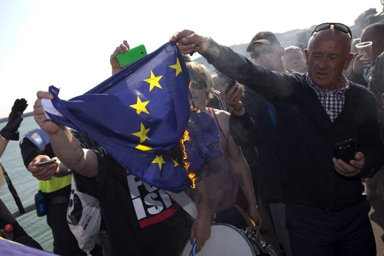 Manifestantes de extrema-direita queima bandeira da Uni&atilde;o Europeia