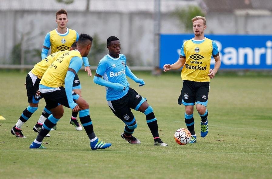 Hermes (&agrave; direita) pensa em vit&oacute;ria sobre Coritiba para consolidar Gr&ecirc;mio entre l&iacute;deres 