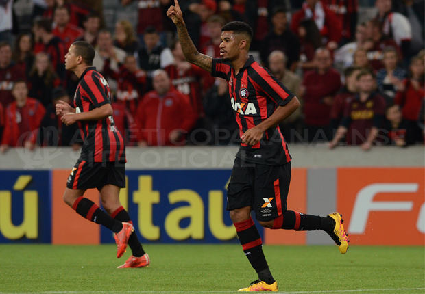 Atl&eacute;tico-PR derrota Figueirense por 2 a 1 e vence primeira no Brasileir&atilde;o 