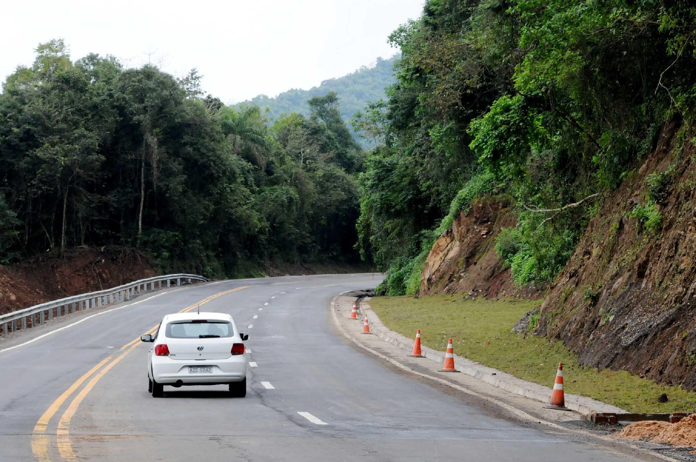 Asfalto da rodovia apresenta ondula&ccedil;&otilde;es e rachaduras na altura do Km 27