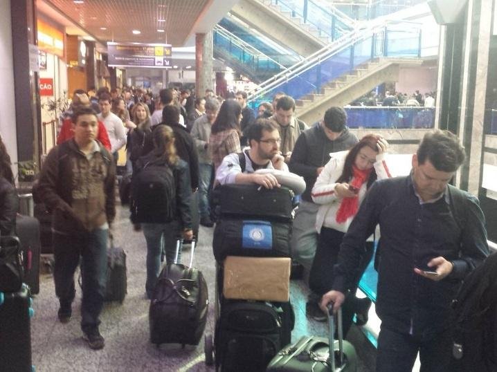 Sistema de check in &eacute; retomado, mas filas seguem no Salgado Filho 