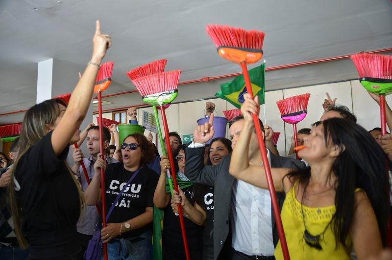 Servidores pedem sa&iacute;da de ministro da Transpar&ecirc;ncia