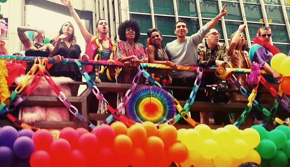 Ator Miguel &Aacute;ngel Silvestre gravou cenas beijando outro personagem durante a Parada