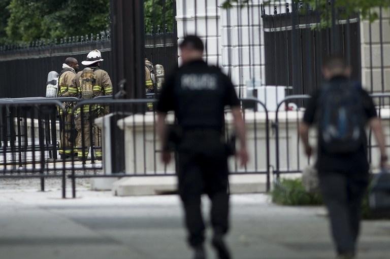 Casa Branca foi fechada temporariamente depois que um objeto de metal foi jogado pela grade da mans&atilde;o 