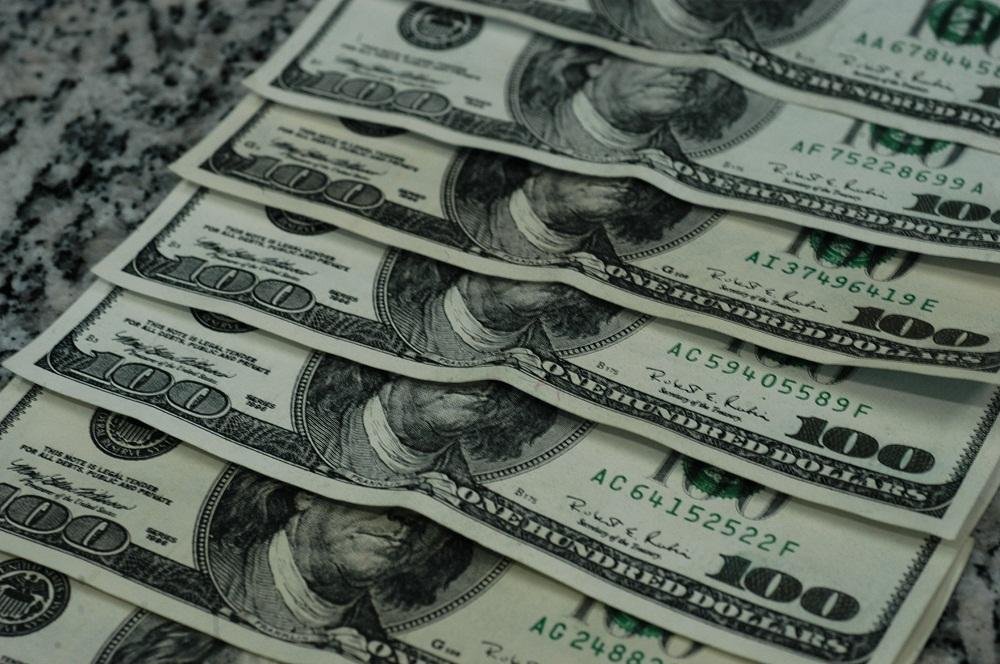 D&oacute;lar contraria exterior e fecha a R$ 3,57 nesta segunda-feira