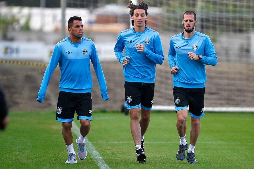 Defesa do Gr&ecirc;mio espanta desconfian&ccedil;a ap&oacute;s elimina&ccedil;&otilde;es 