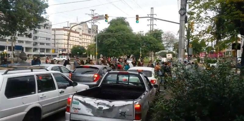 Protesto de estudantes bloqueia tr&acirc;nsito em avenidas de Porto Alegre 