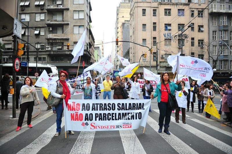 Servidores estaduais fazem protesto contra novo parcelamento de sal&aacute;rios em Porto Alegre