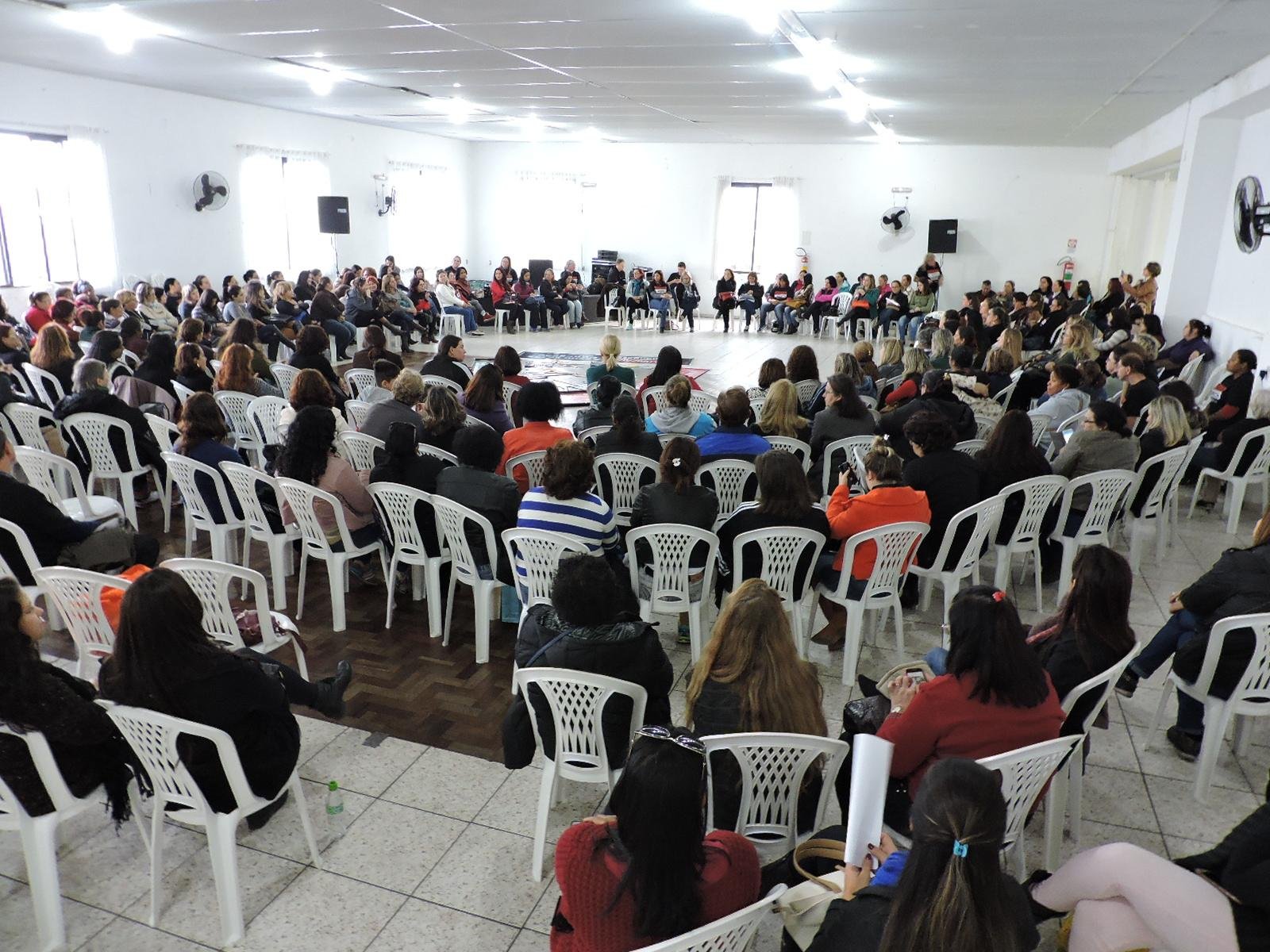 Grupo se reuniu para debater contraproposta no sal&atilde;o da Igreja Matriz