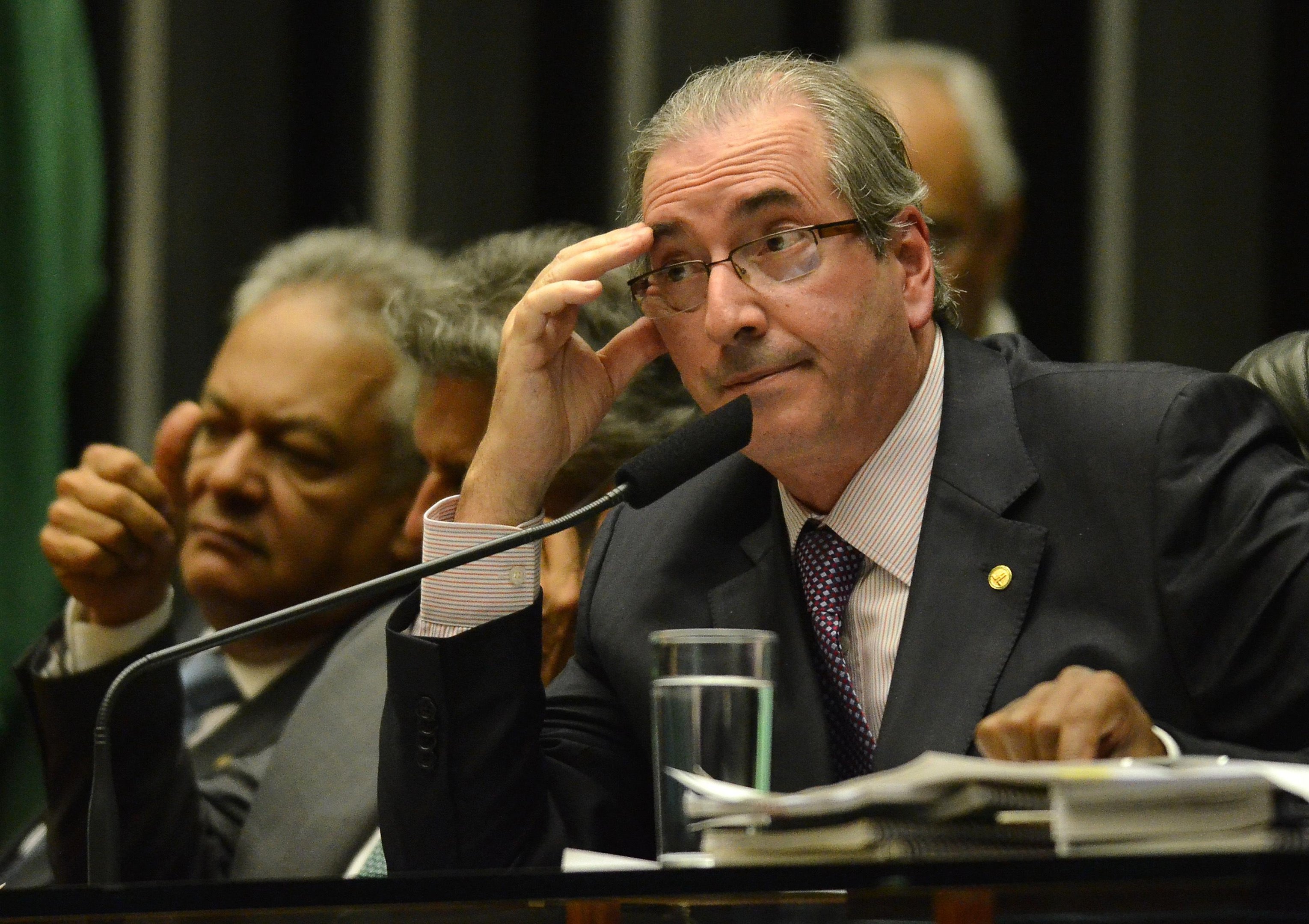 Parlamentar &eacute; acusado de manter contas no exterior 