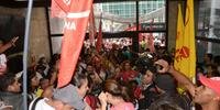 Ocupantes afirmam que estão protestando contra suspensão do programa Minha Casa, Minha vida
