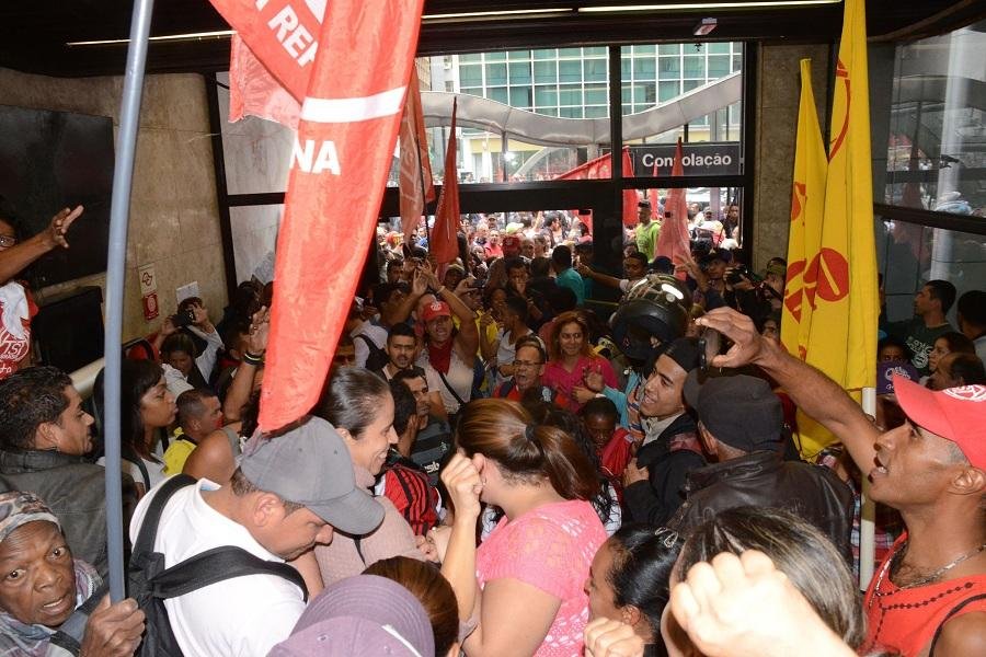 Ocupantes afirmam que est&atilde;o protestando contra suspens&atilde;o do programa Minha Casa, Minha vida