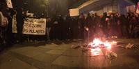 Manifestantes atearam fogo em um fantoche na Esquina Democrática