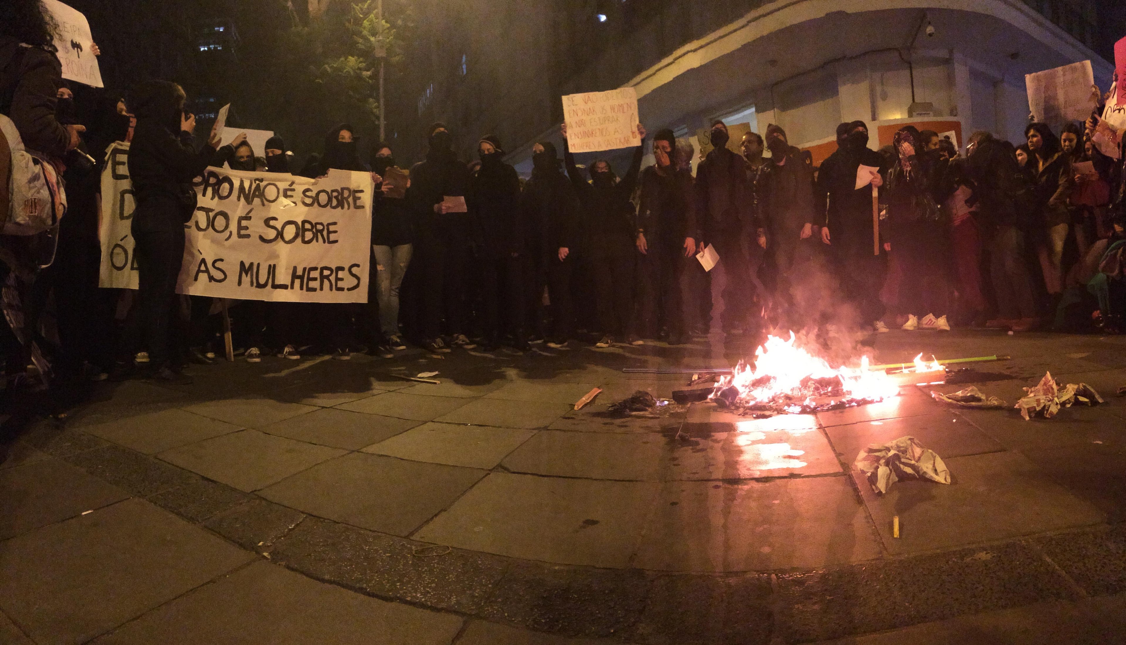 Manifestantes atearam fogo em um fantoche na Esquina Democr&aacute;tica