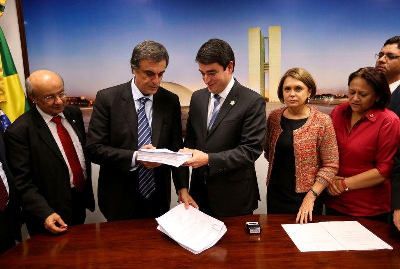 Jos&eacute; Eduardo Cardozo entregou documento nesta quarta-feira ao Senado 
