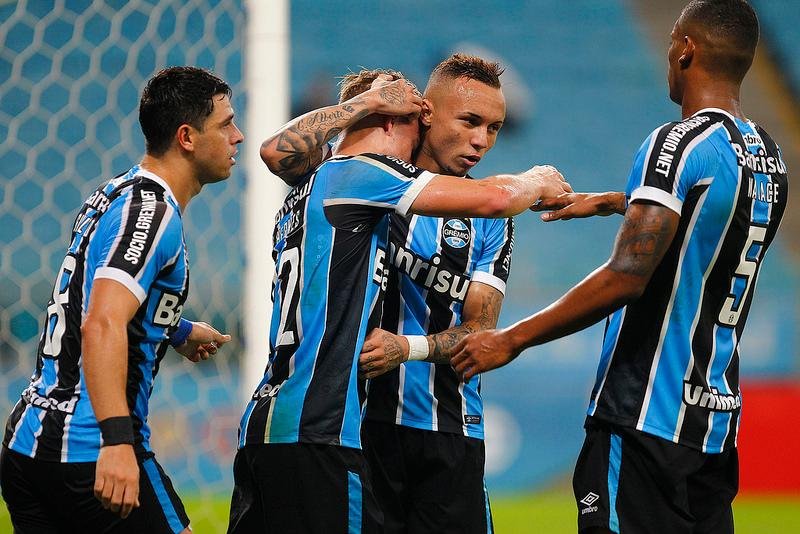 Gr&ecirc;mio tenta recuperar a lideran&ccedil;a contra o Palmeiras