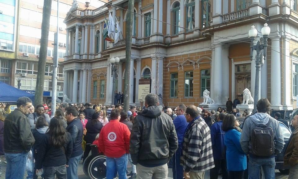 Municip&aacute;rios paralisaram as atividades e realizaram ato na frente da prefeitura