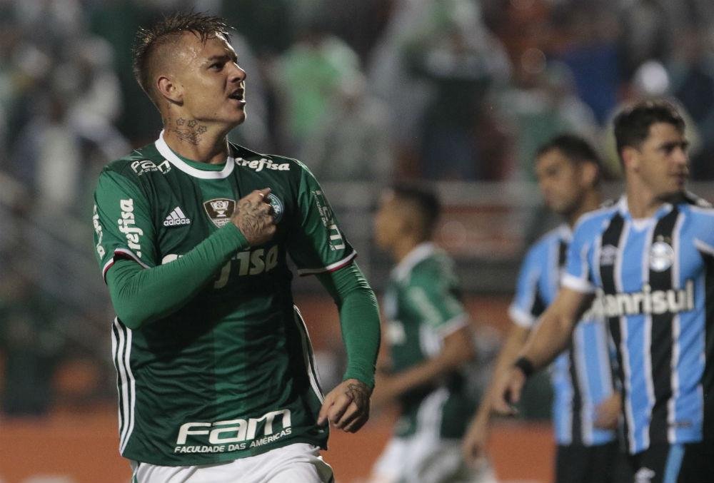 Tricolor chegou a estar na frente, mas zaga voltou a falhar na bola a&eacute;rea e cedeu a virada